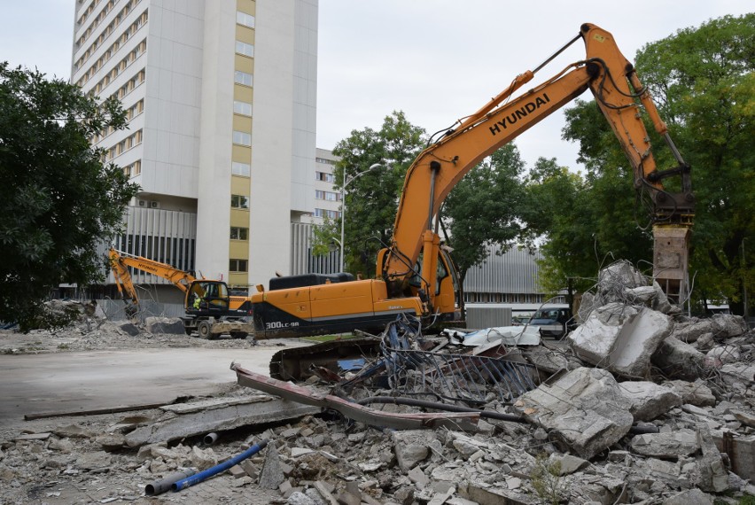 Ul. Radziszewskiego. Trwa rozbiórka kładki dla pieszych