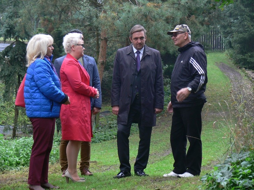 Mieszkańcy osiedla Dzików zamienili błotnistą ścieżkę na spacerniak  