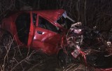 Makabryczny wypadek na trasie Chojane-Pawłowięta - Kalinowo-Solki. Auto zmasakrowane po uderzeniu w drzewo (zdjęcia)