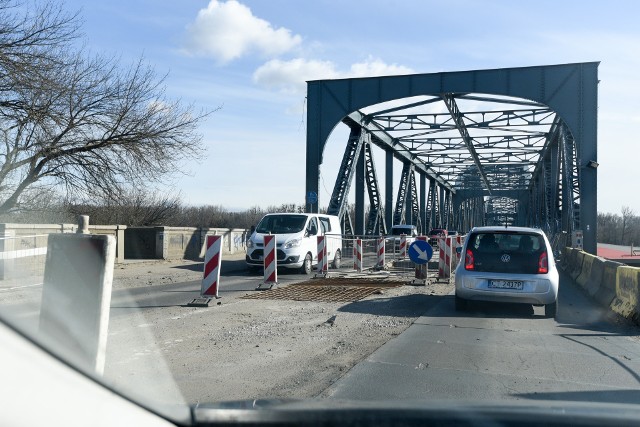 Pracownicy firmy remontującej toruński most będą w nocy z soboty na niedzielę i z niedzieli na poniedziałek kładli izolację płyty głównej