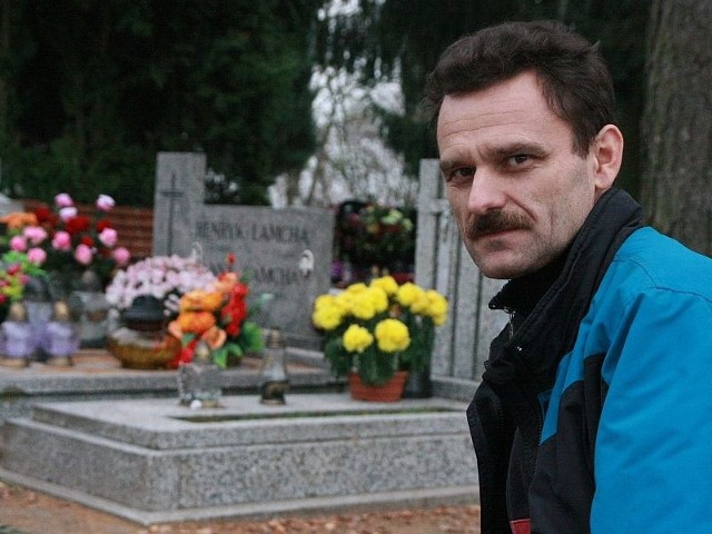 - Miasto może i powinno zarabiać na cmentarzach - mówi gminny radny Krzysztof Kochan.