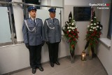 Tragicznie zmarły policjant kłomnickiego komisariatu upamiętniony tablicą, odsłoniętą w piątą rocznicę jego śmierci ZDJĘCIA