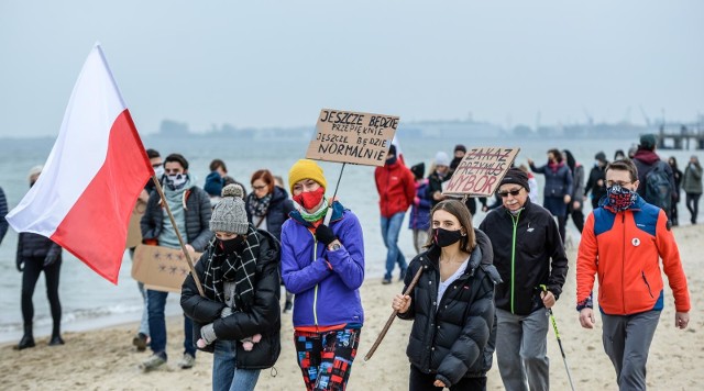 Strajk Kobiet w Trójmieście. W niedzielę, 1.11.2020, protestujący spotkali się na trójmiejskich plażach