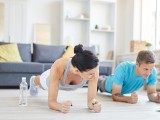 Dlaczego kobiety powinny ćwiczyć rano? Płaski brzuch i niższe ciśnienie w zasięgu ręki. Jesteś mężczyzną? Postaw na wieczorną aktywność