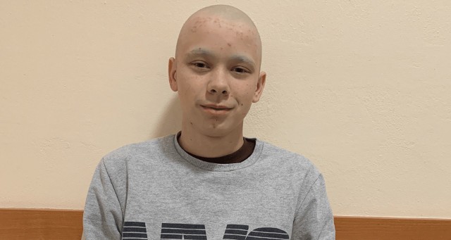 17 - letni Egor walczy z nowotworem złośliwym tkanek miękkich uda lewego. Mama nastolatka musiała zwolnic się z pracy, żeby móc wspierać go w szpitalu. Ruszyła zbiórka na pomoc dla rodziny.