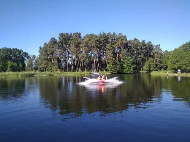 W niedzielę (3 czerwca) rano dwóch wędkarzy wpadło do Jeziora Długiego w Małych Swornegaciach. Sami dostali się na przewróconą łódź, na brzeg przetransportowali ich już strażacy. Gdy strażacy przybyli na miejsce, jeden z wędkarzy siedział na przewróconej łodzi, a drugi został wyłowiony przez innego wędkarza. Poszkodowani zostali przewiezieni do Małych Swornegaci, gdzie czekał na nich zespół ratownictwa medycznego. Wędkarze byli wychłodzeni, udzielono im kwalifikowanej pierwszej pomocy, polegającej głównie na zapewnieniu komfortu termicznego. Więcej urodzeń dzieci po wprowadzeniu programu "Rodzina 500 plus".