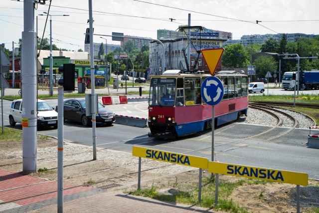 Przypominamy o zmianach w funkcjonowaniu komunikacji tramwajowej. W sobotę rozpoczął się drugi etap remontu na rondzie Toruńskim.Wykonawca prac wymienia wszystkie przejazdy, jakie znajdują się pod torowiskiem. Teraz drogowcy zajęli się odcinkiem od strony Babiej Wsi. Ruch tramwajów w tym kierunku został całkowicie wstrzymany. Tramwaje linii nr 2 i 6 zostały tymczasowo skierowane przez most Pomorski, rondo Fordońskie i dworzec autobusowy. Na podobną trasę wracają linie nr 4 i 8. Przywrócona została też linia nr 7, która w trakcie pierwszego etapu była zawieszona. Remont potrwa do 31 sierpniaPogoda na dzień (31.05.2016) | KUJAWSKO-POMORSKIETVN Meteo Active