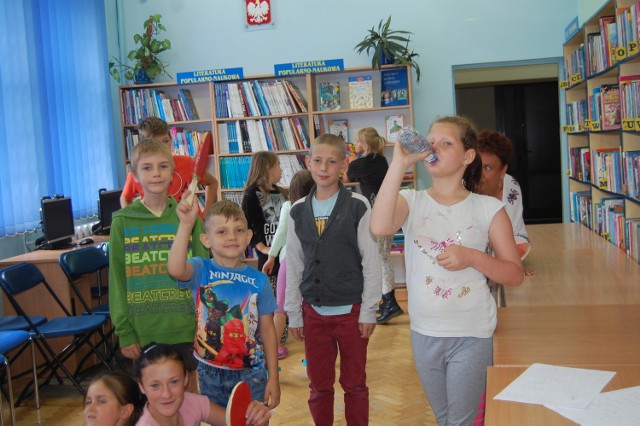 W pierwszej połowie lipca tłoczno było m.in. w bibliotece przy ul. Bartkowskiego w Nakle. Zajęcia prowadziła tu Iwona Pięta