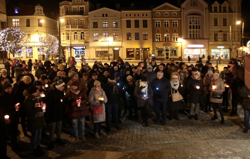 Około 100 osób zebrało się w poniedziałek (14 stycznia) na...