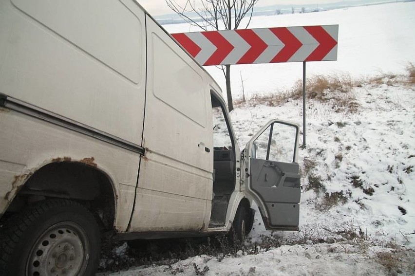 Wypadek na drodze Legnica - Złotoryja. Bus w rowie. Trzy osoby ranne