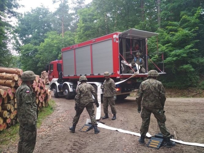 Staszowscy strażacy szkolili żołnierzy z Sandomierza. Ćwiczenia odbyły się w gminie Osiek i Połaniec (ZDJĘCIA) 