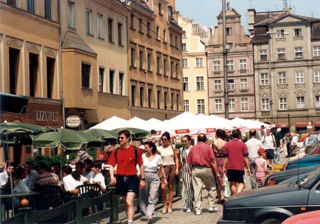 Zabieramy was w podróż do przeszłości. Oto, jak trzy dekady temu wyglądali mieszkańcy Wrocławia. Na zdjęciu powyżej policjant rewiduje kibiców przed wejściem na wrocławski stadion. Sierpień 1992 roku.Zobaczcie w galerii zdjęcia z 1992 roku, które znaleźliśmy dla was w naszym archiwum. Na kolejne zdjęcia możecie przechodzić za pomocą strzałek lub gestów >>>