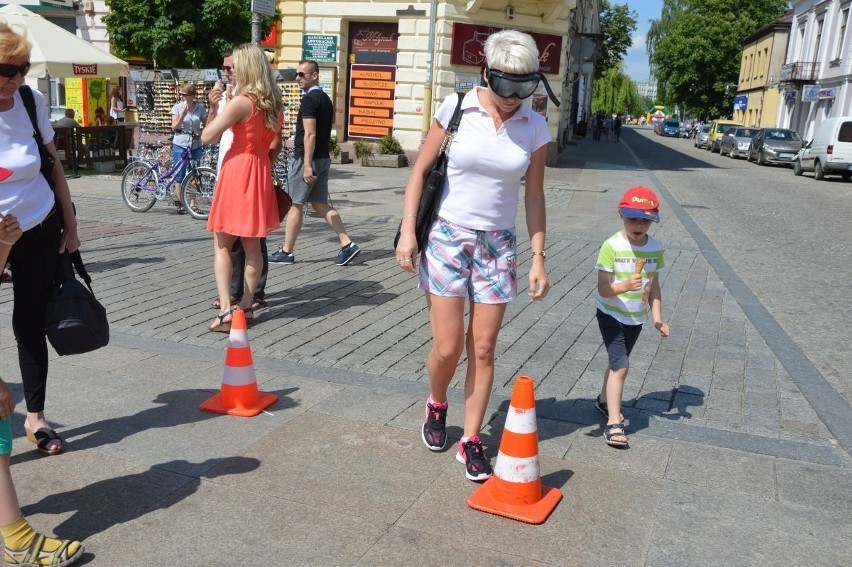 Budzenie Sienkiewki. Policja prezentuje alko-google. Kielczanie sprawdzają się na torze przeszkód