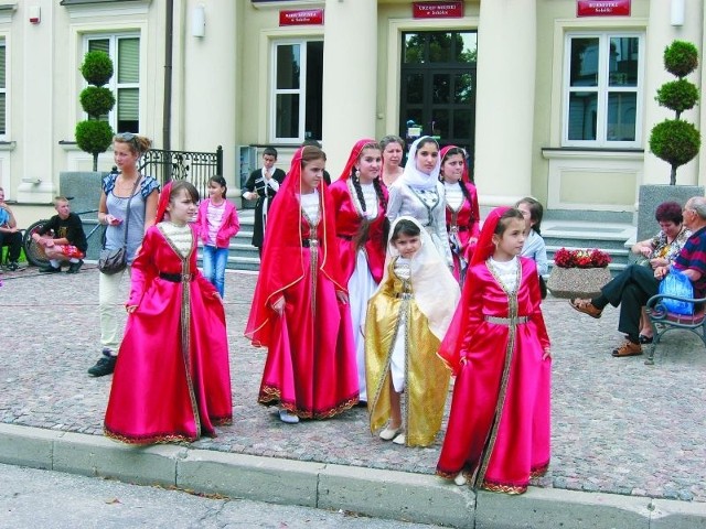 Zespół z Czeczenii LOWZAR był jedną z grup, które w niedzielę zaprezentowały się publiczności zgromadzonej na placu przed sokólskim magistratem