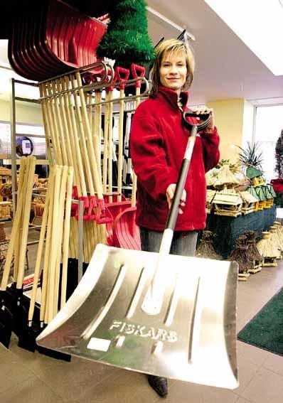 Paulina Kot, doradca-sprzedawca w rzeszowskim "Twoim ogrodzie&#8221; zapewnia, że taka łopata jest najbardziej niezawodnym sprzętem przy odśnieżaniu.