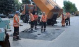 Na ulicy Dąbrowa położono kanalizację i asfalt tak, że jezdnię trzeba teraz poprawiać
