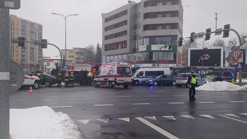 Wypadek karetki na ulicy Waszyngtona. W zdarzeniu drogowym udział brały trzy samochody [ZDJĘCIA, WIDEO]