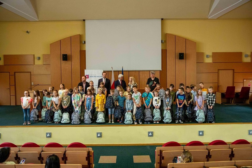 58 dzieci uchodźców z Białorusi i Ukrainy odebrało wyprawki...