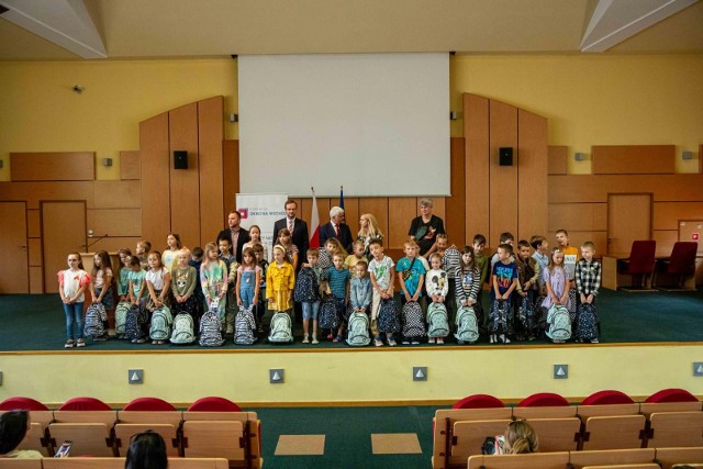 58 dzieci uchodźców z Białorusi i Ukrainy odebrało wyprawki szkolne.