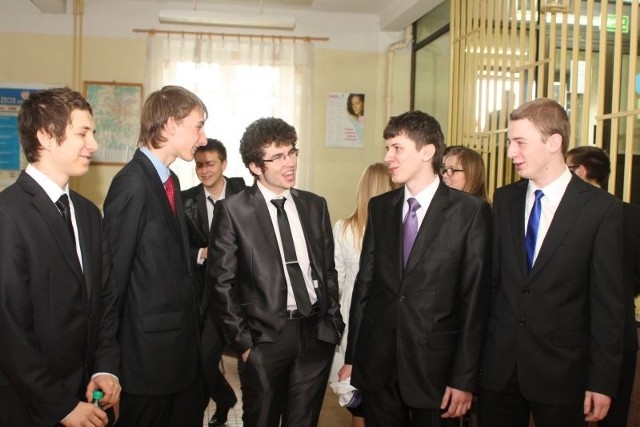 - Egzamin z matematyki był banalny &#8211; mówili Piotr Malec, Michał Janik, Michał Saletra, Daniel Juszczak i Marek Zieliński (od lewej) z liceum Słowackiego w Kielcach.