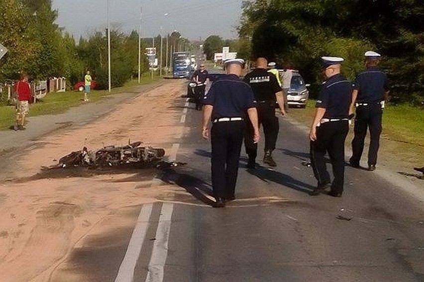 Radom. Spalony motocykl i rozbite auto po wypadku na ulicy...