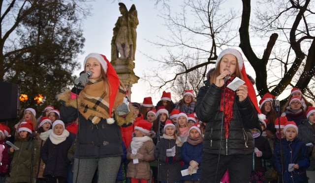 Dzieci z włoszczowskiej „dwójki” już po raz trzeci zaśpiewają kolędy w mieście.