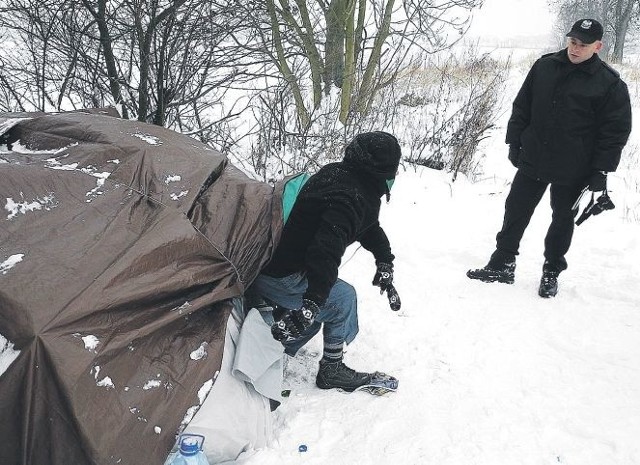 Z panią Janiną negocjował wczoraj m.in. mł. asp. Łukasz Famulski z Komendy Powiatowej Policji w Stargardzie. Rozmowa nie przyniosła rezultatu. Kobieta nie chce stąd odejść.