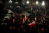 Bunt opozycji, starcia przed Sejmem. Policja użyła siły (WIDEO)