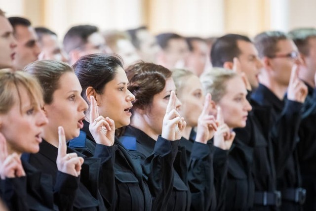 W Komendzie Wojewódzkiej Policji w Bydgoszczy odbyło się uroczyste ślubowanie. W szeregi kujawsko-pomorskiej policji wstąpiło 48 nowych policjantów. Po zakończeniu szkolenia podstawowego funkcjonariusze wrócą do naszego województwa: dziesięciu do Bydgoszczy, siedmiu do Torunia, sześciu do Włocławka i OPP, po trzech do Inowrocławia i Świecia po dwóch do Grudziądza, Aleksandrowa, Lipna, Nakła i Radziejowa, oraz po jednym do Golubia-Dobrzynia, Rypina i Wąbrzeźna.Zobacz też:Wymiana bruku na toruńskiej starówce