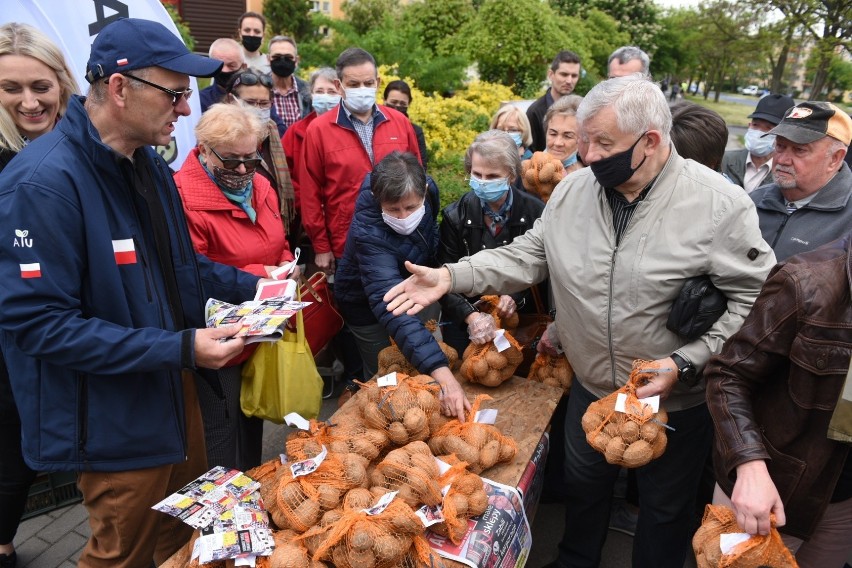 Toruń. Rolnicy z AgroUnii protestują na Rubinkowie i rozdają ziemniaki. Mamy zdjęcia!