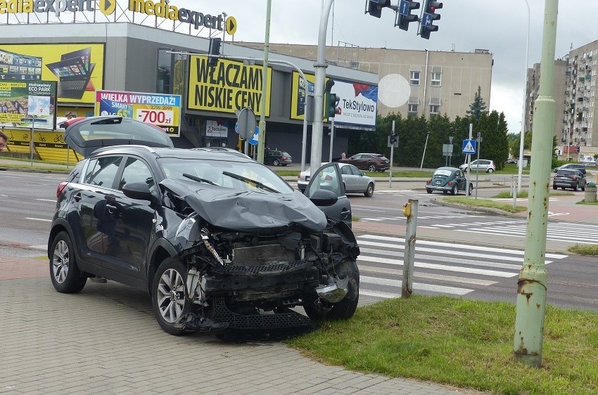 Suwałki. Kierowca wjechał na skrzyżowanie na czerwonym świetle i uderzył w inny samochód