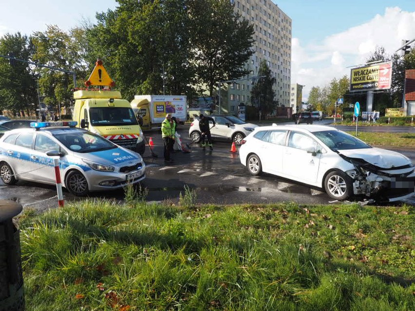 Wypadek na skrzyżowaniu ulicy Władysława IV z Akademicką w Koszalinie. Jedna osoba poszkodowana [ZDJĘCIA]