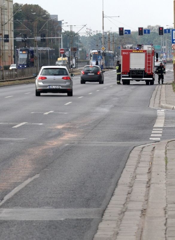 Wrocław: Duża plama oleju na Legnickiej (ZDJĘCIA)