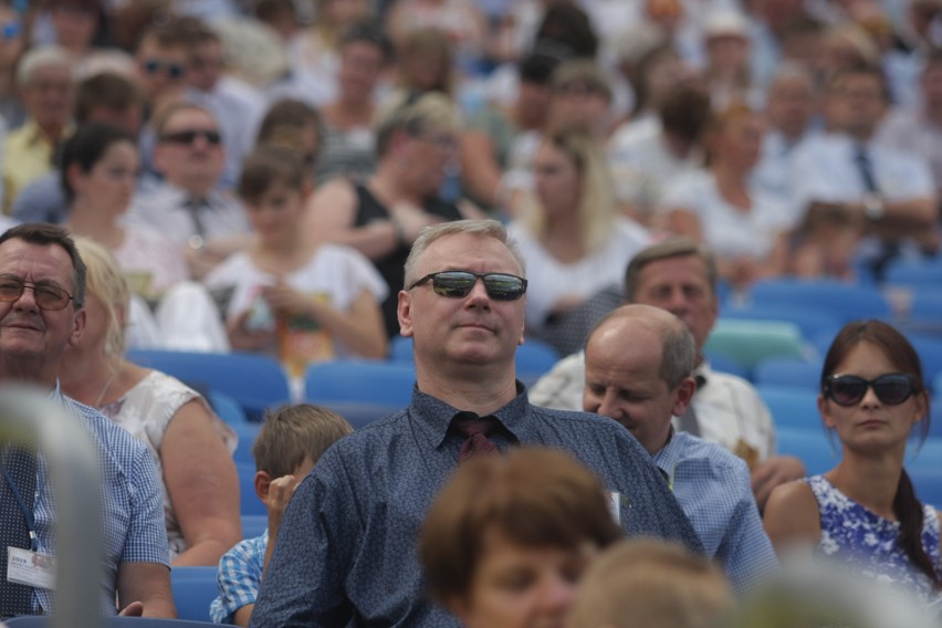 Kongres Świadków Jehowy na Stadionie Śląskim. Dzień 1. Wierni w Chorzowie przez trzy dni będą brać udział w spotkaniach ZDJĘCIA