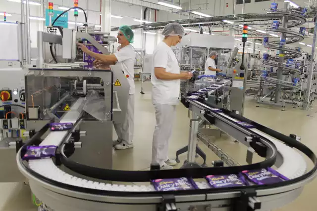 Mondelez uruchamia nową linię produkcyjną w fabryce słodyczy w SkarbimierzuMondelez uruchomił w środę w Skarbimierzu supernowoczesną i jedną z najbardziej innowacyjnych linii produkcyjnych w Europie. Będą na niej produkowane wyroby znanych i lubianych marek, takich jak Milka, Oreo, 3bit oraz Cadbury Dairy Milk czy Terry's Chocolate Orange.