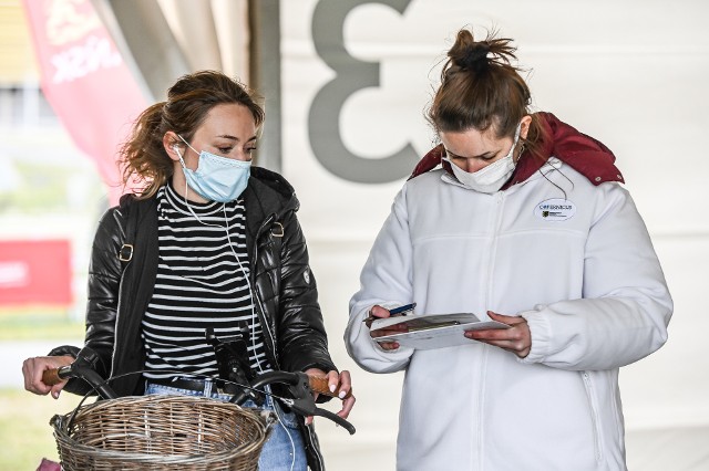 W niedzielę 30 maja potwierdzono 11 nowych przypadków koronawirusa w Lubuskiem. To rezultat niższy niż w pięciu poprzednich dniach, niższy też niż tydzień temu (23 maja było 17 zachorowań). Co za tym idzie, wskaźnik zakażeń spadł do poziomu 1,8 os. na 100 tys. mieszkańców. I oczywiście jest to najniższa średnia zachorowalność od wybuchu trzeciej fali. Aż w siedmiu z lubuskich powiatów nie potwierdzono w niedzielę nowych przypadków COVID-19. Jednym z nich jest Zielona Góra. Tu przez ostatnie siedem dni było łącznie siedem zakażeń. W południowej stolicy regionu wskaźnik zakażeń spadł więc do rekordowo niskiego poziomu 0,7 os. na 100 tys. mieszkańców. Na drugim biegunie jest powiat wschowski. Tu zakażeń znów przybywa, a wskaźnik zakażeń nadal rośnie.Jaka jest sytuacja pandemiczna w poszczególnych powiatach? Dane znajdziesz na kolejnych stronach.Czytaj również: W poniedziałek wszyscy uczniowie wracają do szkół