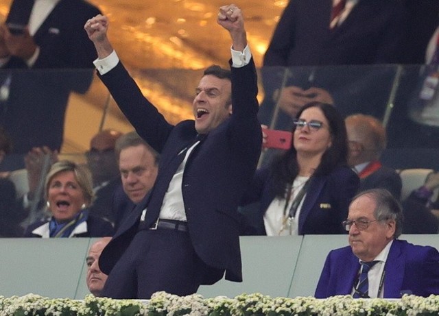 Prezydent Francji, Emmanuel Macron celebruje sukces drużyny narodowej w loży VIP-ów na mundialu w Katarze