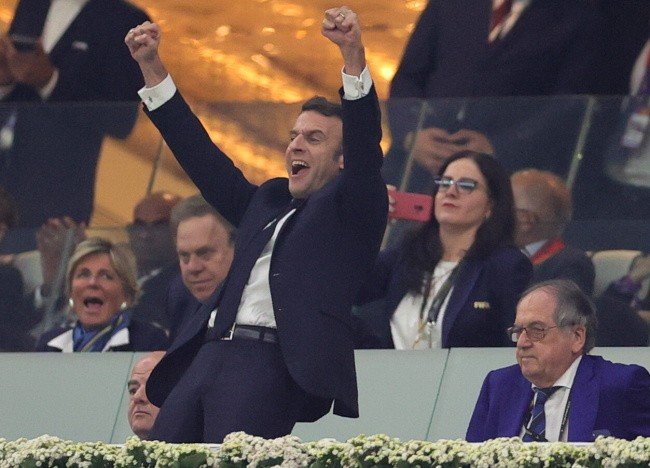 Voici comment le président Macron a célébré la victoire sur le Maroc dans le vestiaire de l’équipe de France VIDEO