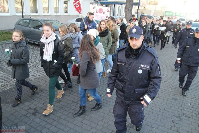 Ulicami Włocławka przeszedł w czwartek marsz kończący tegoroczną Kampanię Białej Wstążki. 