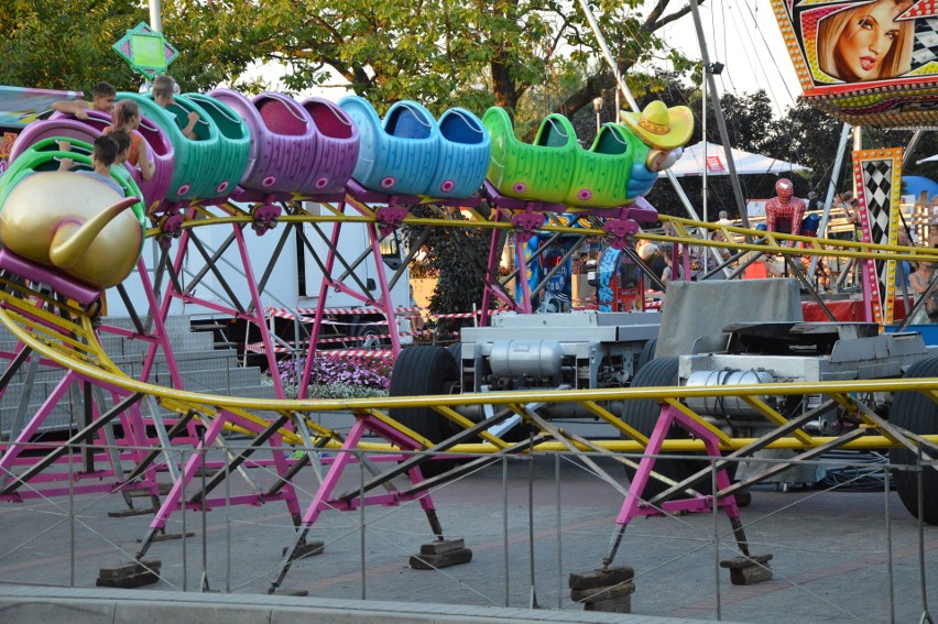 Rollercoaster się chwieje! Rodzice, strzeżcie dzieciaki