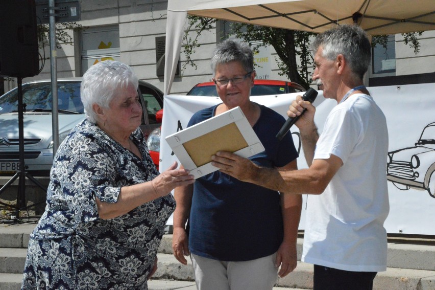 Myślenice. Kilkadziesiąt samochodów marki mini na rynku prezentowało swoje wdzięki 