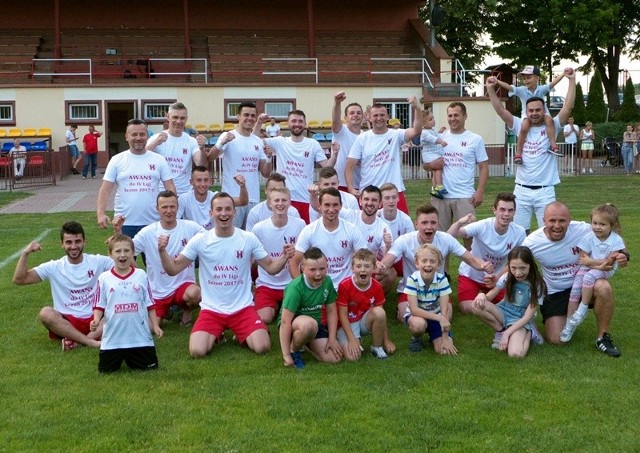 Orzeł Przeworsk wraz z kibicami świętował powrót do 4 ligi.