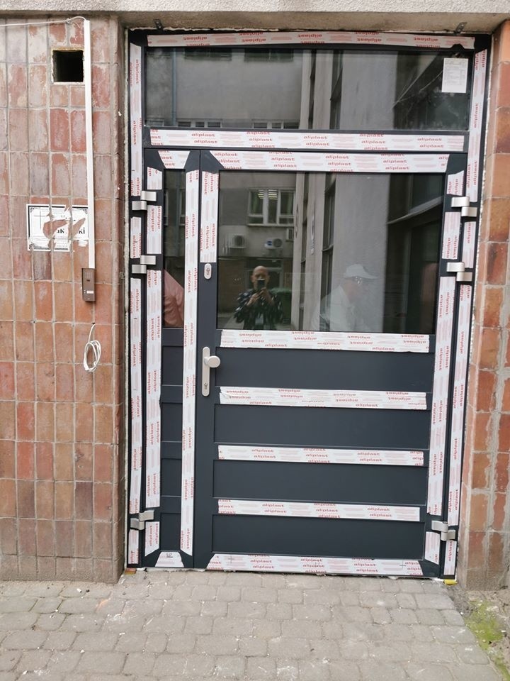 Pabianice Koronawirus. W szpitalu w Pabianicach zamontowano nowe drzwi. Zdarzają się pacjenci z podejrzeniem koronawirusa
