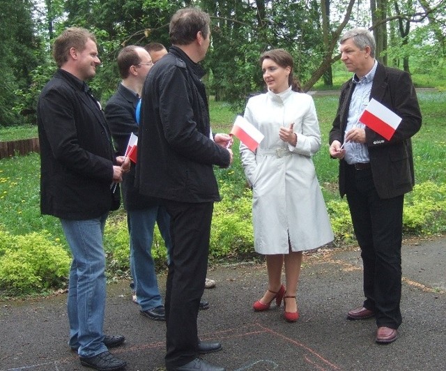 Posłanka Marzena Okła-Drewnowicz ubrama w kolory polskiej flagi.