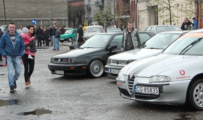 Imprezą samochodową na parkingu przy Sienkiewicza...