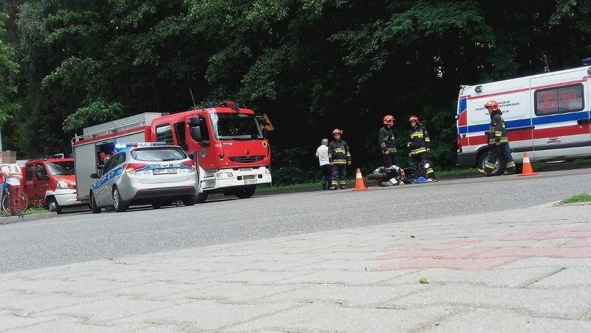 Groźny wypadek w Jastrzębiu. Motorowerzysta trafił do...