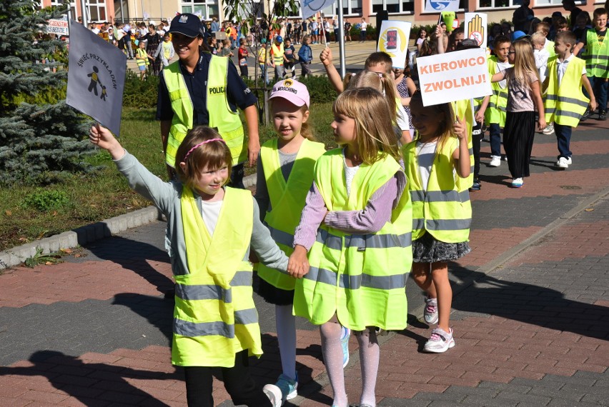 Uczniowie Szkoły Podstawowej nr 5 w Ostrołęce manifestowali 20.09.2023 na ulicy. Apelowali o bezpieczne poruszanie się po drogach