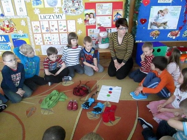 Zajęcia przeprowadzane w ramach zabaw z językiem angielskim w Przedszkolu nr 1 w Sokółce.