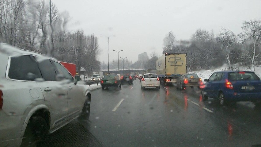 Zima przyszła do Katowic 1 grudnia 2016. Trudne warunki na...