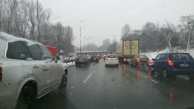 Zima przyszła do Katowic 1 grudnia 2016. Trudne warunki na drogach